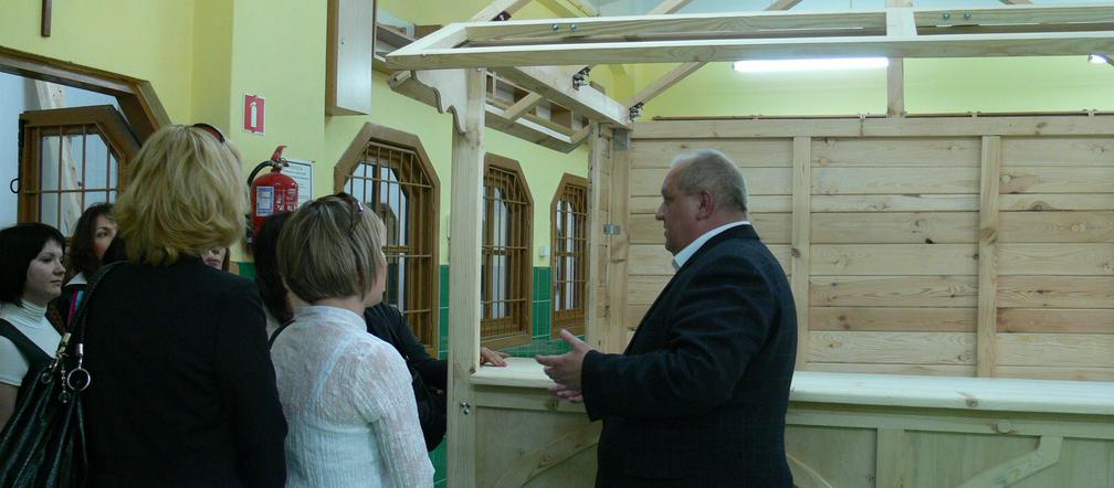 Podczas otwarcia Akademii Umiejętności Praktycznych Caparol, gości po salach dydaktycznych z dumą oprowadzał Zdzisław Janiewski, dyrektor CKP (z prawej)