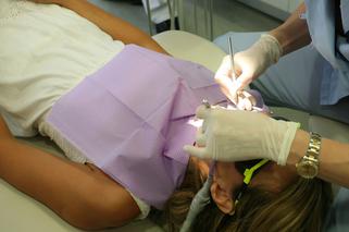 Koronawirus: Dodatkowa opłata u dentysty lub lekarza? Czy opłata covidowa jest legalna?