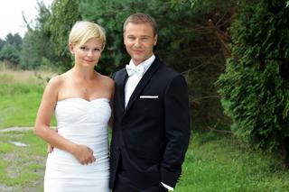 M jak miłość odc. 882. Marta (Dominika Ostałowska), Andrzej Budzyński (Krystian Wieczorek) biorą ślub