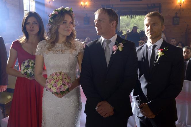 To nie koniec świata odcinek 26 Ula (Magdalena Lamparska), Darek (Eryk Lubos) Anka (Karolina Gorczyca), Paweł (Krystian Wieczorek)