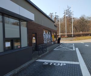 Opuszczony budynek KFC w Sopocie. Kultowe miejsce pokryło graffiti 