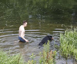 Poseł kąpał się z psem