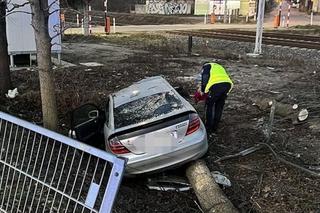 Z wściekłości rozbił swojego mercedesa o drzewo. Potem bawił się telefonem