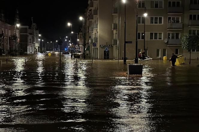 Trudna sytuacja szpitala w Nysie; pacjenci ewakuowani na pontonach i łodziach