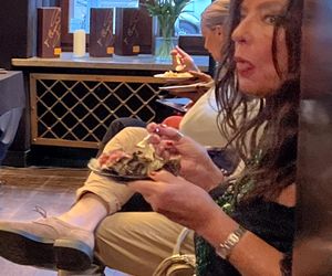 Agnieszka Perepeczko je, pije i tańcuje w środku nocy