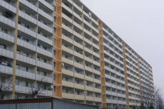 Śląskie: W samym środku nocy wyszła na balkon i skoczyła. 20-latka zginęła na miejscu