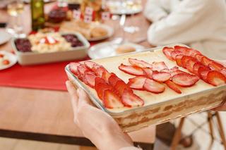 Robię tiramisu truskawkowe, a goście nie mogą się mu oprzeć. To ciasto cieszy podniebienia