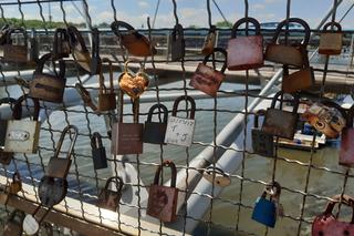 Rozpoczęła się wymiana balustrad na kładce o. Bernatka. Wiemy, co stanie się z kłódkami