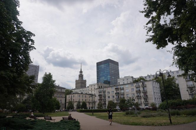 Pałac Kultury i Nauki w Warszawie widziany z daleka
