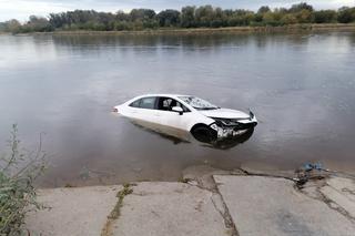 Dlaczego kierujący zjechał autem wprost do Wisły? Cudem uniknął śmierci!