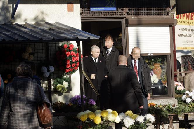 Jarosław Kaczyński w kościele i na cmentarzu