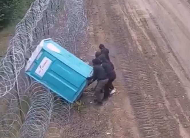Strażnicy graniczni nie mogli w to uwierzyć. Migranci wymyślili, jak pokonać zaporę