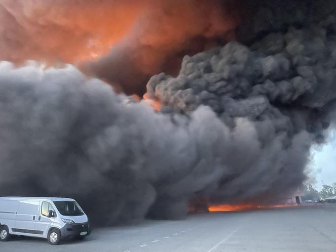 Akcja gaśnicza pożaru hali przy Marywilskiej 44 w Warszawie