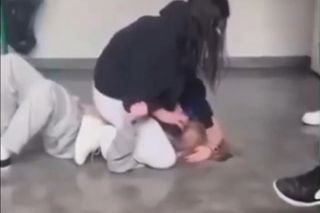 Nastolatki pobiły się w szkole.