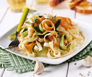 Makaron z warzywami: prosty przepis na smaczne danie na kolację 