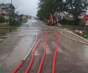 Zalane ulice, woda w budynkach. Dramatyczna sytuacja w Suchaczu i Tolkmicku