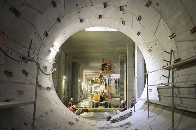 Metro w Warszawie już wozi pasażerów, ale wciąż są drążone nowe linie