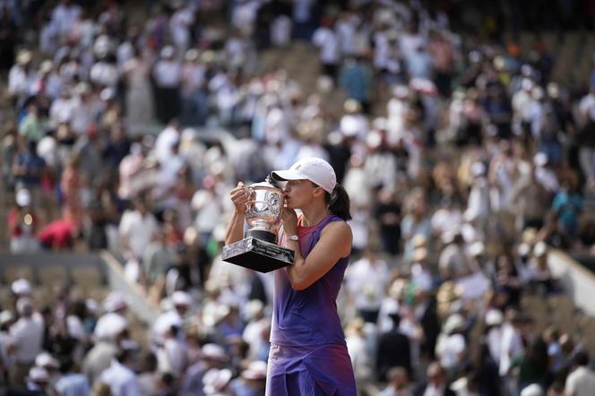 Zjawiskowa Iga Świątek świętuje zwycięstwo w Roland Garros