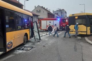 Zderzenie dwóch autobusów na skrzyżowaniu w Gliwicach