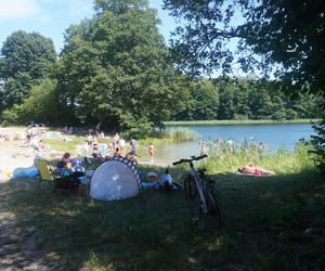 To jedno z największych jezior w Olsztynie. Kusi turystów piaszczystymi plażami