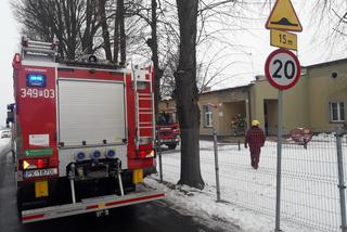 Ogień w Szkole Podstawowej w Sulisławicach! Na miejscu kilka zastępów straży pożarnej [ZDJĘCIA]