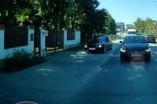 Spieszyło mu się, więc zrobił coś głupiego. Szaleniec w BMW pędził chodnikiem!