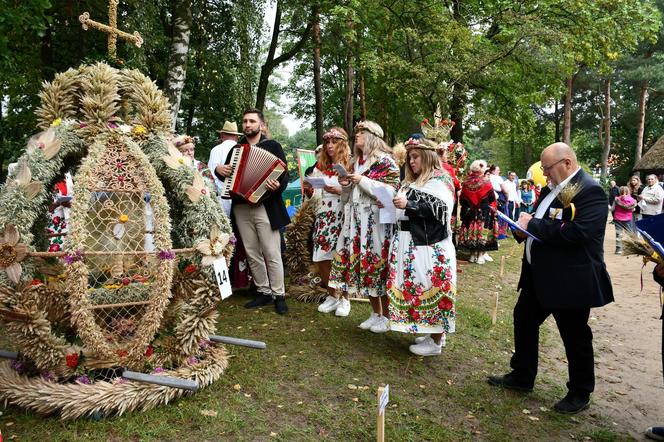 Dożynki wojewódzkie w Olsztynku 2024. Tłumy na wydarzeniu. „To był trudny rok” [ZDJĘCIA]