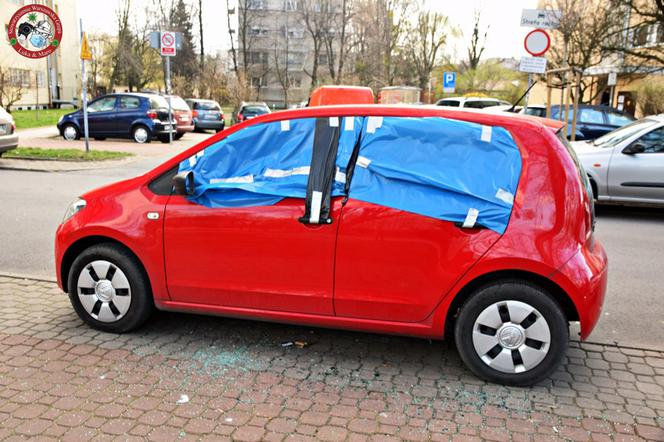 Szli i niszczyli auta 