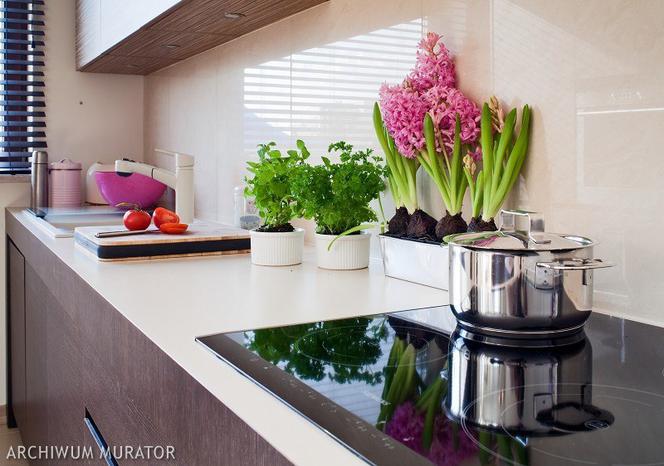 Mała kuchnia z jadalnią: elegancka aranżacja kuchni