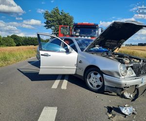 Wojska. Kierowca mercedesa wymusił pierwszeństwo na motocykliście. Nie żyje 49-latek