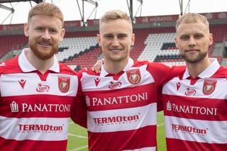 Specjalne koszulki Widzewa już w sprzedaży. Nawiązują do historii klubu