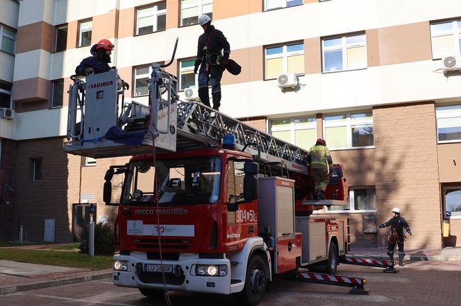 Strażacy z woj. lubelskiego odwiedzili pacjentów Uniwersyteckiego Szpitala Dziecięcego w Lublinie