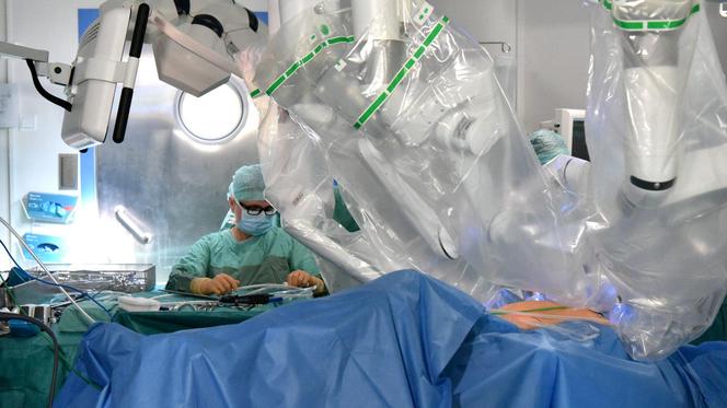 Chirurdzy z miejskiego szpitala im. J. Strusia w Poznaniu przeprowadzili operację resekcji raka odbytnicy z użyciem robota da Vinci
