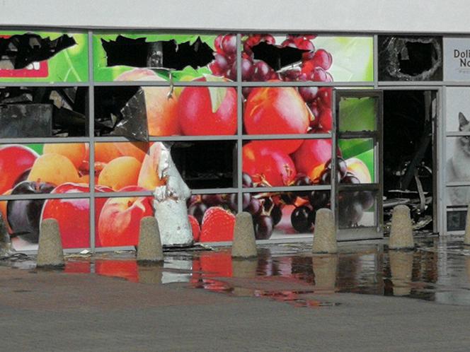 Pożar marketu na ul. Nakielskiej w Bydgoszczy! Straż nie wyklucza podpalenia [ZDJĘCIA]