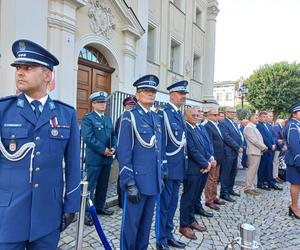 Policjanci świętowali na Rynku w Lesznie. Był uroczysty apel i piknik