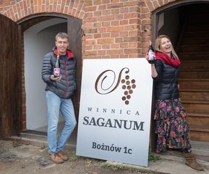 - Najpierw pasja, potem praca – trzeba lubić to, co się robi – mówią Renata Wcisło i Marcin Furtak. W winnicy każdy ma swoje zadania, jego żywiołem jest winiarnia, ona, dziennikarka i animatorka kultury uwielbia tworzyć otoczkę dla gościnności.