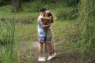 Barwy szczęścia, odcinek 1978: Justin (Jasper Sołtysiewicz), Oliwka (Wiktoria Gąsiewska)