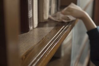 Wlewam 50 ml do ciepłej wody i przecieram kurz na meblach. Lśnią jak nowe przez 7 dni. Sposób na kurz na meblach