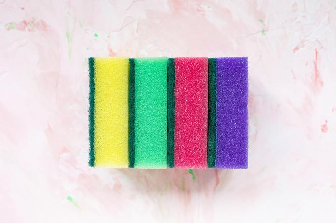Eksperci od czyszczenia zdradzają co znaczą kolory gąbek. O tym większość z nas nie miała pojęcia