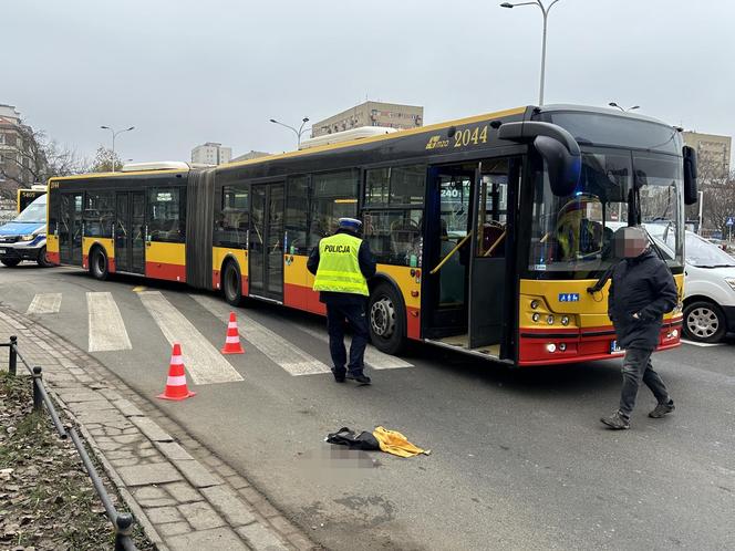 Plama krwi, torebka i rozbite okulary. Rozpacz kierowcy autobusu po koszmarnym wypadku na Mokotowie. Nowe informacje