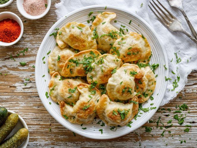 Biorę soczewicę i pieczarki. Robię z nich pyszny i aromatyczny farsz do wege pierogów