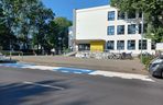 ​Ktoś przemalował strefę „Pocałuj i Jedź” przy Szkole Podstawowej nr 10 w Lesznie. Bo kojarzyła się z barwami Ukrainy