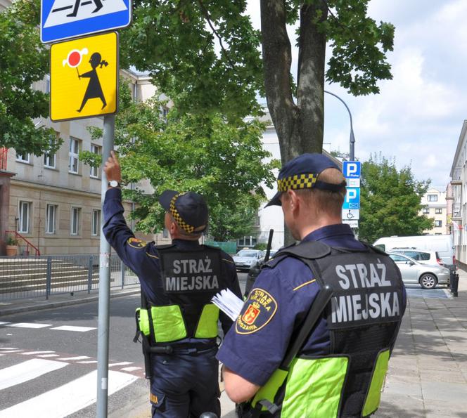 Trwają kontrole strażników miejskich przy warszawskich szkołach