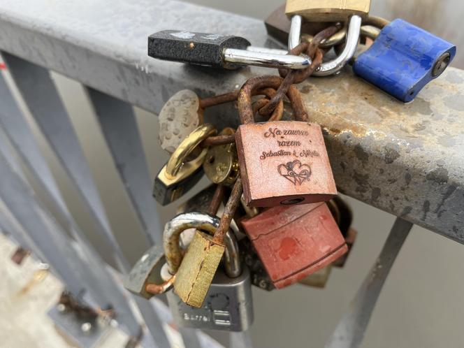 Kłódki zakochanych na Moście Jordana w Poznaniu