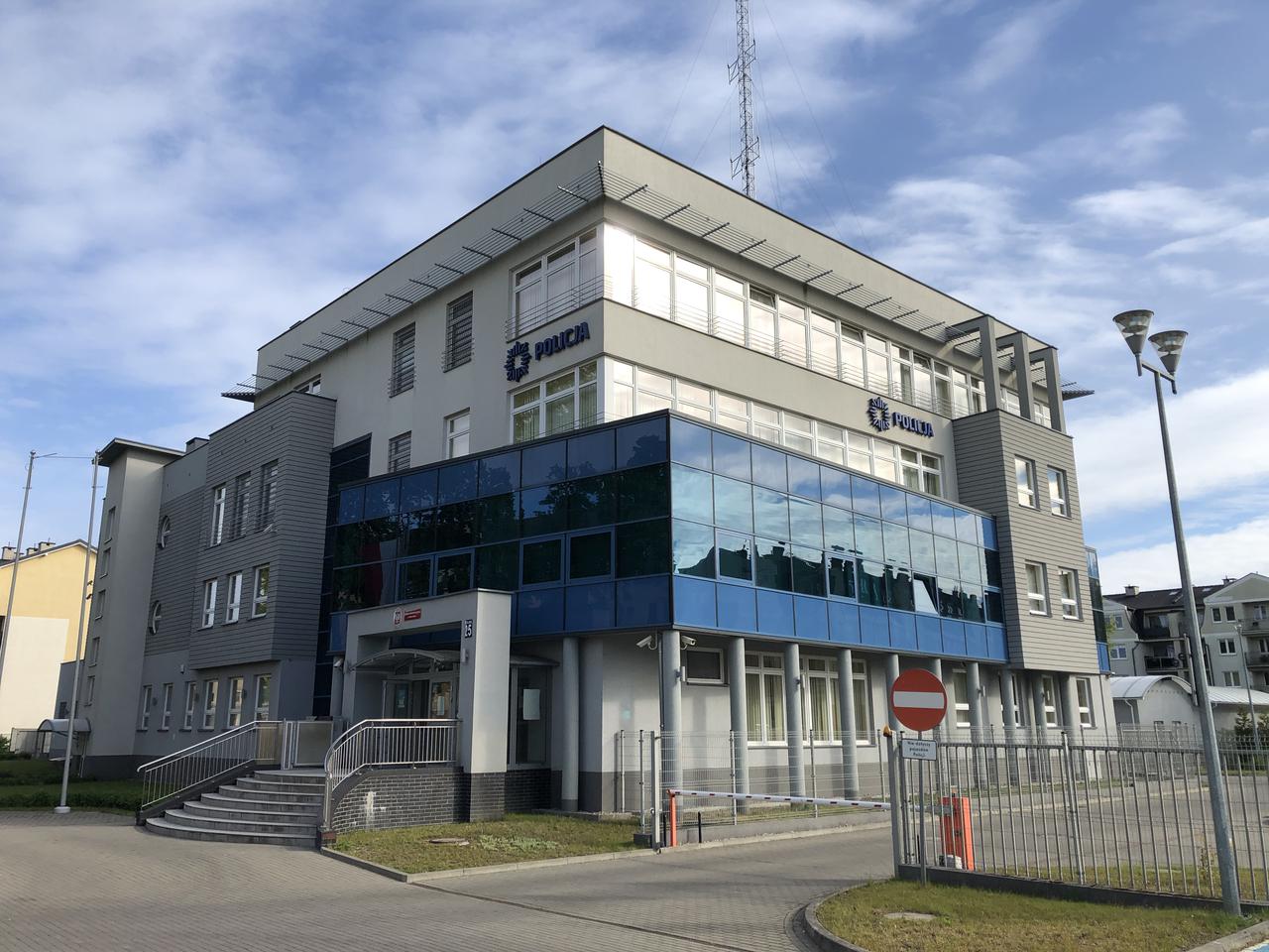 Dwóch pracowników komendy z korona wirusem  