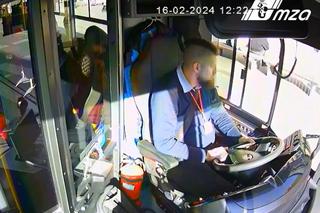 Kierowca autobusu zobaczył niewidomą przy przejściu dla pieszych. Jego reakcja poruszyła wszystkich 