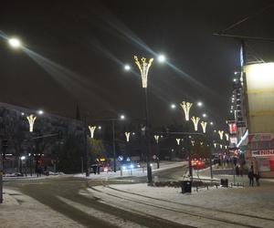 Świąteczne iluminacje w Olsztynie zachwycają. Prawdziwą „gwiazdą” jest choinka na starówce [ZDJĘCIA]