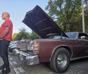 Motoryzacyjne legendy pod Torbydem. Bydgoskie Klasyki Nocą znów przyciągnęły tłumy