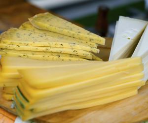 Duże wycofanie w sieci sklepów: ser znika z półek. Powód? Groźne bakterie