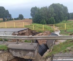 Nawałnice i burze w Świętokrzyskiem. Ponad 200 interwencji strażaków. Droga w Ćmielowie całkowicie zniszczona [ZDJĘCIA].